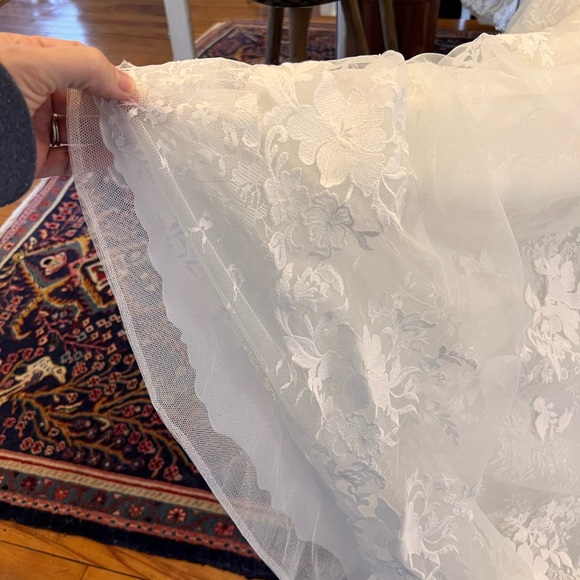 Brand new wedding gown by Pronovias! - Picture 10 of 12